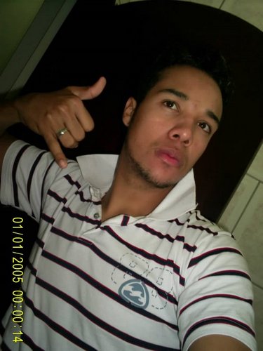, ele e o cara qe onde passa o povo olha e comentar qe novinho terrivel