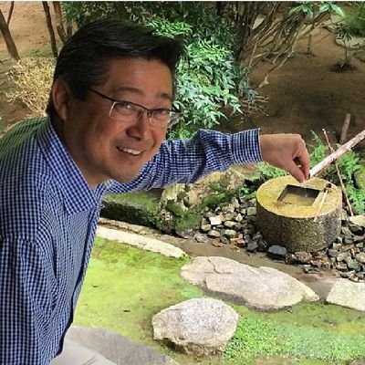 私は11歳の息子を持つ未亡人の父親です。食べ物、植物、花、神社、お寺が大好きです。
私は50代の大人の男性で、人生はまだこれからなので幸せでいるのが大好きです。