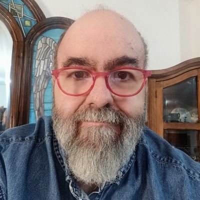 Me cansé de seguir con lo preestablecido y a los 50 decidí darle un giro de 180° a mi vida.
Escribo de lo que me de la gana y dependiendo de mi estado de humor.