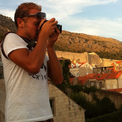 AleFaiolo's profile picture. un millesimo di secondo. un fotogramma inesplorato. uno sguardo sfuggente che vorresti condividere, ma non puoi. silenzio.