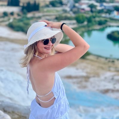 unzilenurkaya43's profile picture. ayakta kalmaya çalışan biri