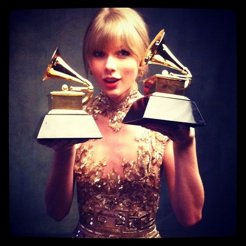 Taylor swift es mi idola, Rihanna es senzuala y Adele me insipira. Doy #Followback:}
