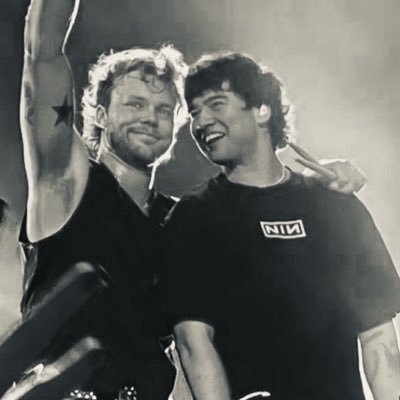 | moving along & moodswings enthusiast | fan account | 21 | 🍉