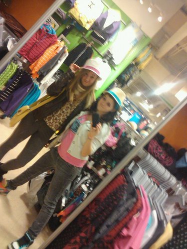 ParentsAreGonee's profile picture. Let's see these are things we do when are parents arent home .