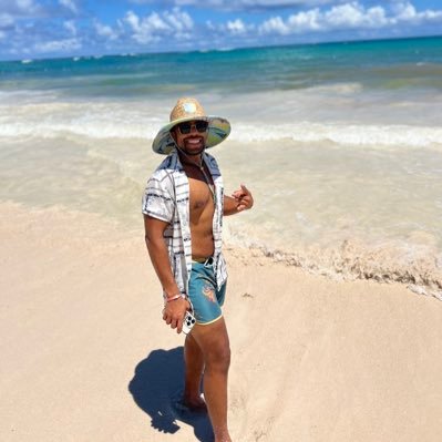 1990's greatest export. #Panthers #Heels #Hornets #UNCG. #90DayFiance universe. Frequent misspeller, Pro-wrestling nerd. #IG: @therealvance let’s go