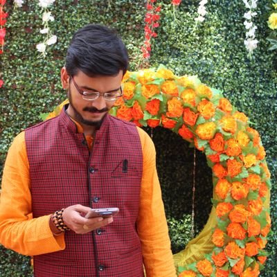 Oldfangled
আমি কনিষ্কের কাটা মুন্ডু
কর্নের ধর
আমি শীতের ভিষন বৃষ্টি
বসন্তের ঝড়
আমি প্রেমালাপে অস্ত্র
মহাযুদ্ধে গোলাপ
আমি পতিতালয়ের বস্ত্র
আমি নিরবতার প্রলাপ