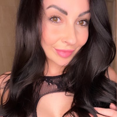 UKs favourite landlady! 🇬🇧🍺 Top 0.2% - click the link below to see more of me... 😜🌶️