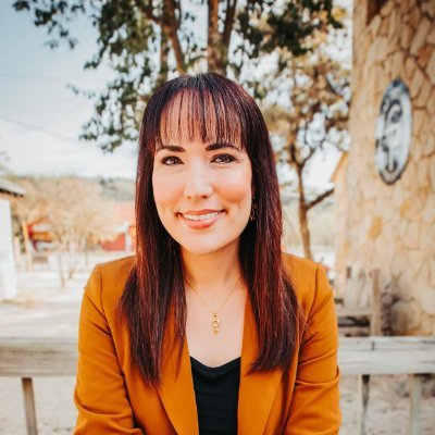 Lover of books, culture, language, faith | @NorthwesternU alum | Mom of 3 | Tejana from the border | Acquisitions editor for @NavPress