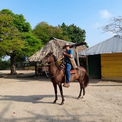 Ingeniero Químico-Especialista en Ingeniería Ambiental y Sanitaria y sigo firme con el gobierno del cambio y apoyo al presidente Petro