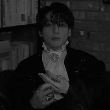 28 • she/they • vampire (real) • writer/artist • YMK • ♡T7 • fang warming enthusiast • 🔞mdni/f • yngimint on ao3