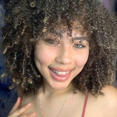 Looking for someone to share spontaneous road trips and cozy nights in with. If you love deep conversations and have a curious mind, let's connect💖❤