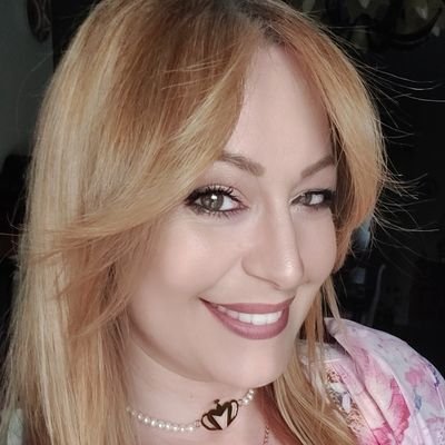 I'm a teacher, a musician, with a great love and interest for fashion, and royalty! 🇲🇹👗👑