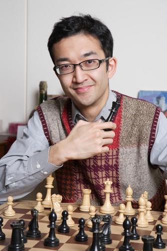 白と黒の世界に生きるチェスの伝道士です。日本でチェスを普及させるべく活動しており本やDVDも出しています。 東大数学科卒 【趣味】チェス／ピアノ／読書／散歩／旅行