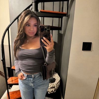 larissaalzate's profile picture. sad, but cute