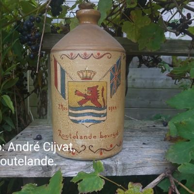 Ik verzamel alles over Zoutelande vooral (oude)foto's en krantenknipsels. Bij evenementen en werkzaamheden maak ik zelf foto's om die op mijn website te zetten.