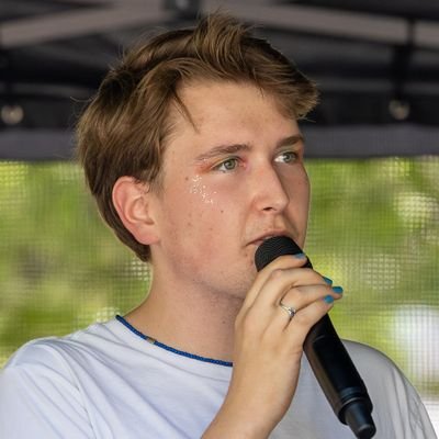 Er/Ihm | Schwul | 20 / 379 ppm | Antifaschist | Feminist | Klimaaktivist bei @FridayForFuture | Gründer CSD Traunstein | Mail: Lucabarakat@gmail.com