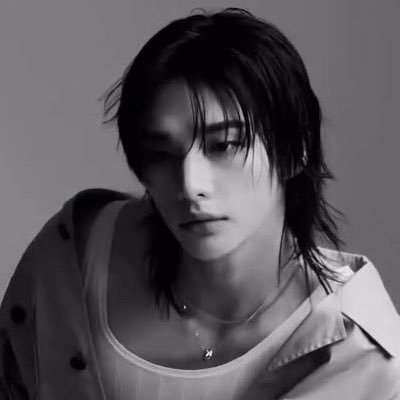 jliniret's profile picture. PARODY faux. 2000. 强烈的炽热红色欲望的缩影紧紧地放在燃烧的金色酒吧里，包裹着流浪儿童的视觉, 𝐇𝐰𝐚𝐧𝐠 𝐇𝐲𝐮𝐧𝐣𝐢𝐧. Schröder Fams