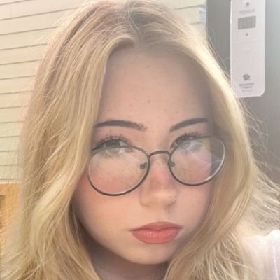 Female 22 Goonette you can call me Mother Evalynn🥵 il drop us deeper into being degenerates just simply be loyal to me