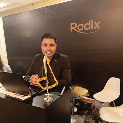 مطرح ما يمشي الدّنيا تفرح بُه
كلّ العيون الطيّبه تصاحبه