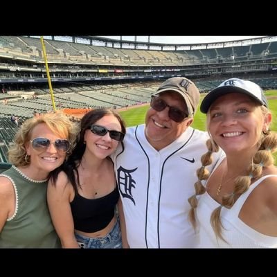 Fan of all things Detroit; 
#girldad