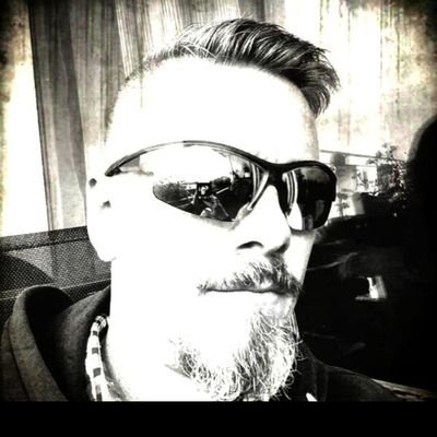 -Ein schlauer Mann hat einmal gesagt:
Go, fuck yourself!
-Pronomen: fuck/you.