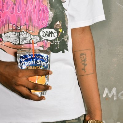 tennyth3klow's profile picture. 