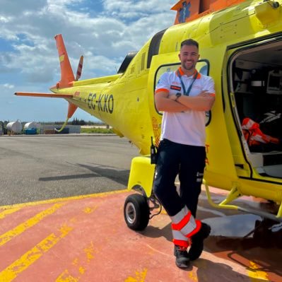 TES y enfermero de emergencias primero, y luego todo lo demás. Soy de Alicante pero tengo acento murciano, es difícil de explicar.