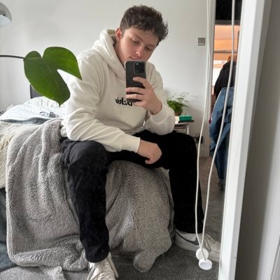 Apex Legends sufferer, Streamer, Hater of Grass. 24,🇬🇧. Usually streaming scrims or ranked on Twitch :)