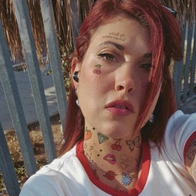 Conviertiendome en un cómic andante.
Nací con un libro y un manga debajo del brazo
instagram: piinkroox