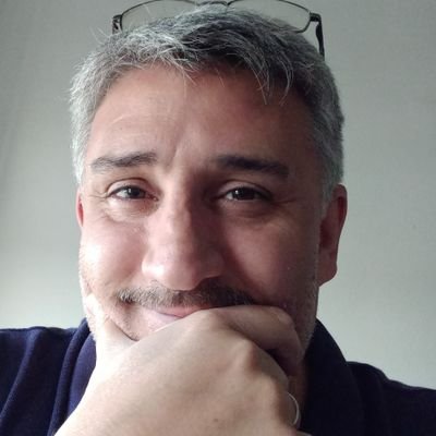 Médico Dermatólogo.
Padre de una hermosa hija y de Dragón, Marido de la mujer más hermosa del mundo.
El hombre más feliz del mundo.