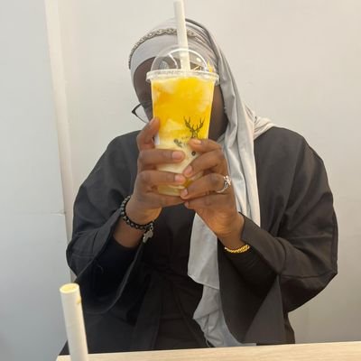 je crochete un peu et j'étudie la sage-femmerie
~
#justicepourMahamadou08
