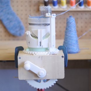 くるくるハンドルを回して靴下が作れる家庭用の靴下編み機。現在日本では手に入れるのが難しいです。そんな古い機械を3Dプリンタで復活させ、あったか靴下を編むプロジェクトです。編み物初心者。ショップをはじめましたhttps://t.co/bwmiXJ4PN1