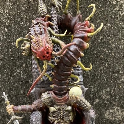紡ギ箱 仮面ライダー ポケモン モンハン ガンプラ 昆虫 甲殻類 手足の長い蜘蛛のような姿をした完全体デジモン。頭や手足を伸ばした状態の通常形態と、手足を本体にしまいこんだ繭形態をとることができる。繭形態になるとあらゆる攻撃を跳ね返すほど防御力が上がるが、一直線にしか進めず、軌道を変えられないのが欠点である。