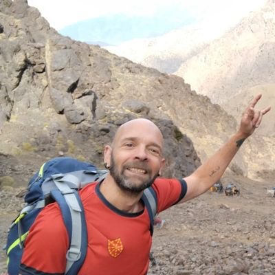 Irundarra's profile picture. Hamaika aldiz eroriz gero, bertze horrenbertzetan jeikiko gara ❤️