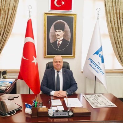 Ayinesi iştir kişinin lâfa bakılmaz Şahsın görünür rütbe-i aklı eserinde