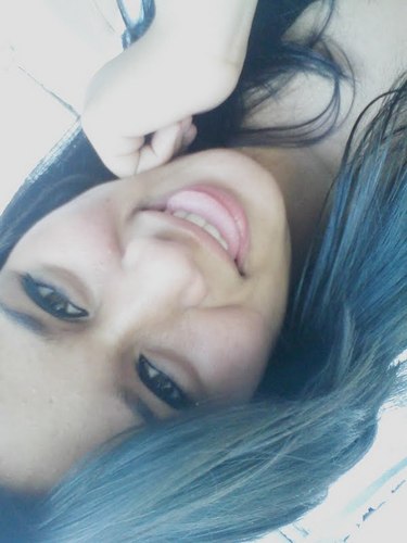 Sou sãopaulina s2 tenho 15 anos adoro simple plan sou ciumenta , Feia e sou virginiana e no momento estou solteira (: