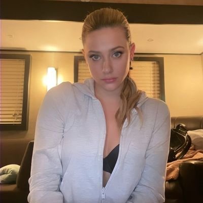 AngelaKroo21393's profile picture. 