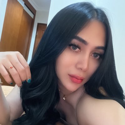 Tsenzurasiz HD porno tomosha qiling, mushukda kichkina sik aks ettirilgan.