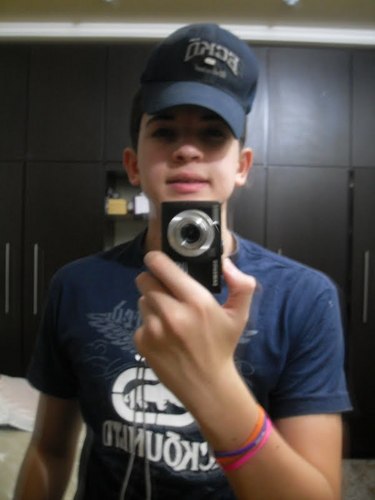 Não preciso me drogar para ser um gênio; 
Não preciso ser um gênio para ser humano; 
Mas preciso do seu sorriso para ser feliz