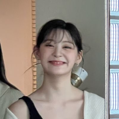 ttofu_shushi's profile picture. stayc girls is going down