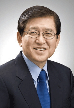 041ssm's profile picture. 27세에 미국스텐퍼드대학에서 경제학박사학위를 받고 세계은행 경제조사역과 한국개발연구원 13.14.15대 국회의원, 보건복지부장관 명지대학교 정보통신대학원원장,인제대학교석좌교수를 거쳐 제19대 자유선진당 충남 예산,홍성 국회의원 후보