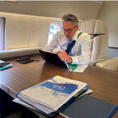 Volg het Nederlandse regeringsvliegtuig PH-GOV, de luxe Boeing 737 BBJ voor kabinet en de Vakantiekoning ✈️ Powered by @michighclub #podcast 🎙
