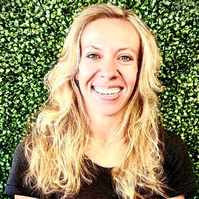 Helping aspiring entrepreneurs grow with confidence 🚀 @drinkmudwtr ☕️ | Dog mom 🐾 ⬇️ Grab my FREE guide to starting an online biz