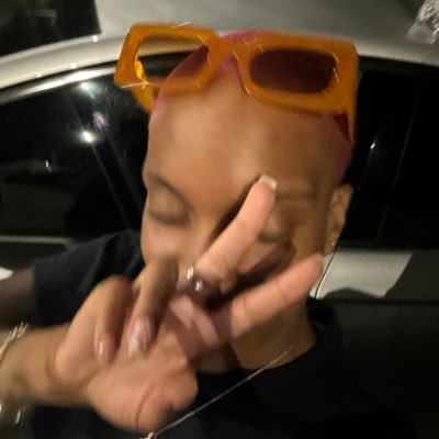 DriahXO's profile picture. “to use your head, you have to go out of your mind.”