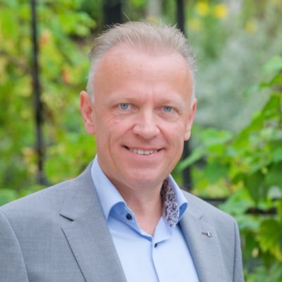 Advocaat-vennoot bij Charlier Advocaten - Gemeenteraadslid Stad Mechelen / fractieleider CD&V - voorheen schepen, provincieraadslid en medewerker Vl. Parl.