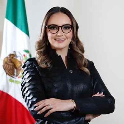 Política, madre de familia y esposa 💙