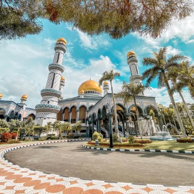 Negara Brunei Darussalam (Nation of Brunei, the Abode of Peace) 🇧🇳 is a country located on the north coast of the island of Borneo in Southeast Asia