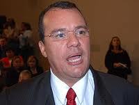 Periodista analitico y critico de la realidad nacional y profundo admirador del humanismo cristiano (parodia)  Miembro del honorable #GDV