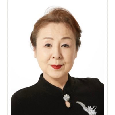 70年代にアングラ女優と呼ばれて半世紀以上の役者人生。4つの劇団の座長を経て現在は新しい芝居を企画考案中。NHKBS雲霧仁左衛門お松役。映画侍タイムスリッパーでは節子役。66で乳癌、左右人工股関節さらに68で肺癌で3分の1切除。病院大好きの元気オバハン、まだまだ頑張るので何でも言うてやあ!MC企画所属