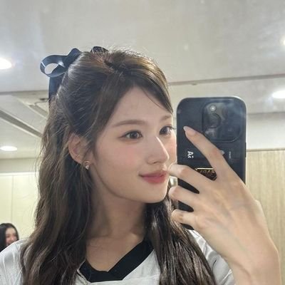 22 // she/her //
girl group stan: Loona & Twice 💟
boy groups I stan: Skz & svt 💓
I also tweet about Itzy's Chaeryoung 🌑
Let's be moots 💜